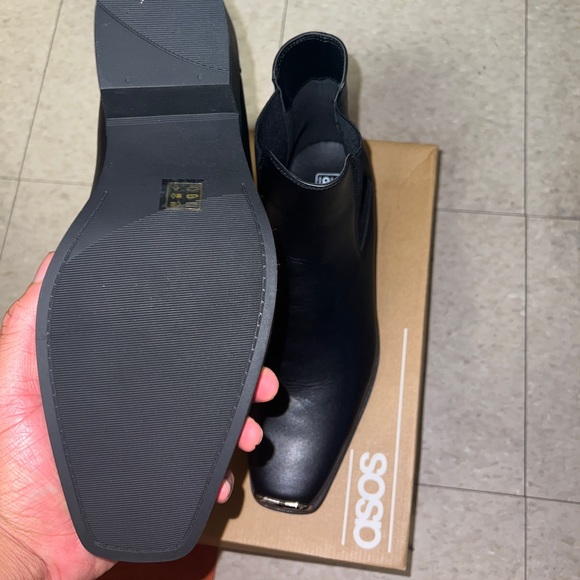 ASOS DESIGN stacked heel chelsea
boots in black faux leather with metal hardware - Picture 3 of 3